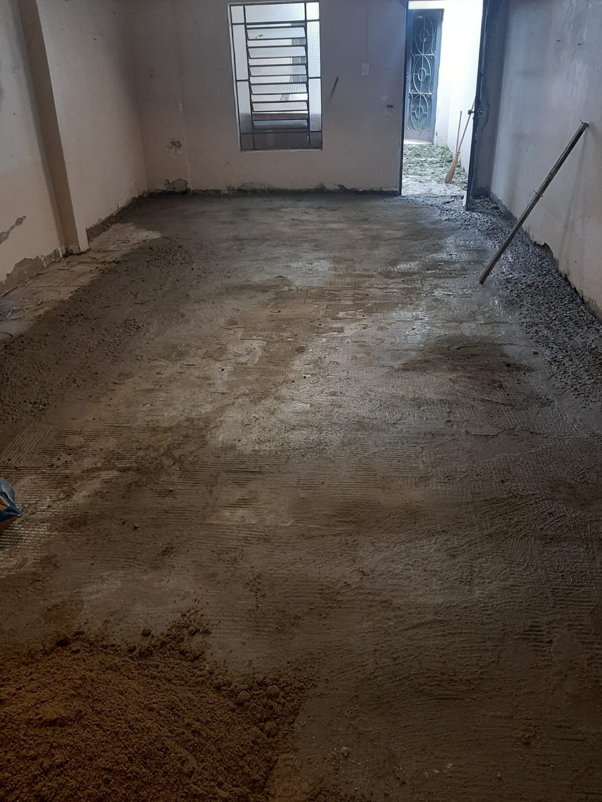 Execução de contrapiso nivelado em ambiente interno