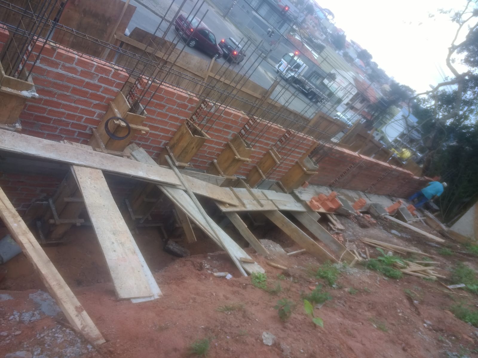 Alvenaria estrutural com tijolos e formas de madeira