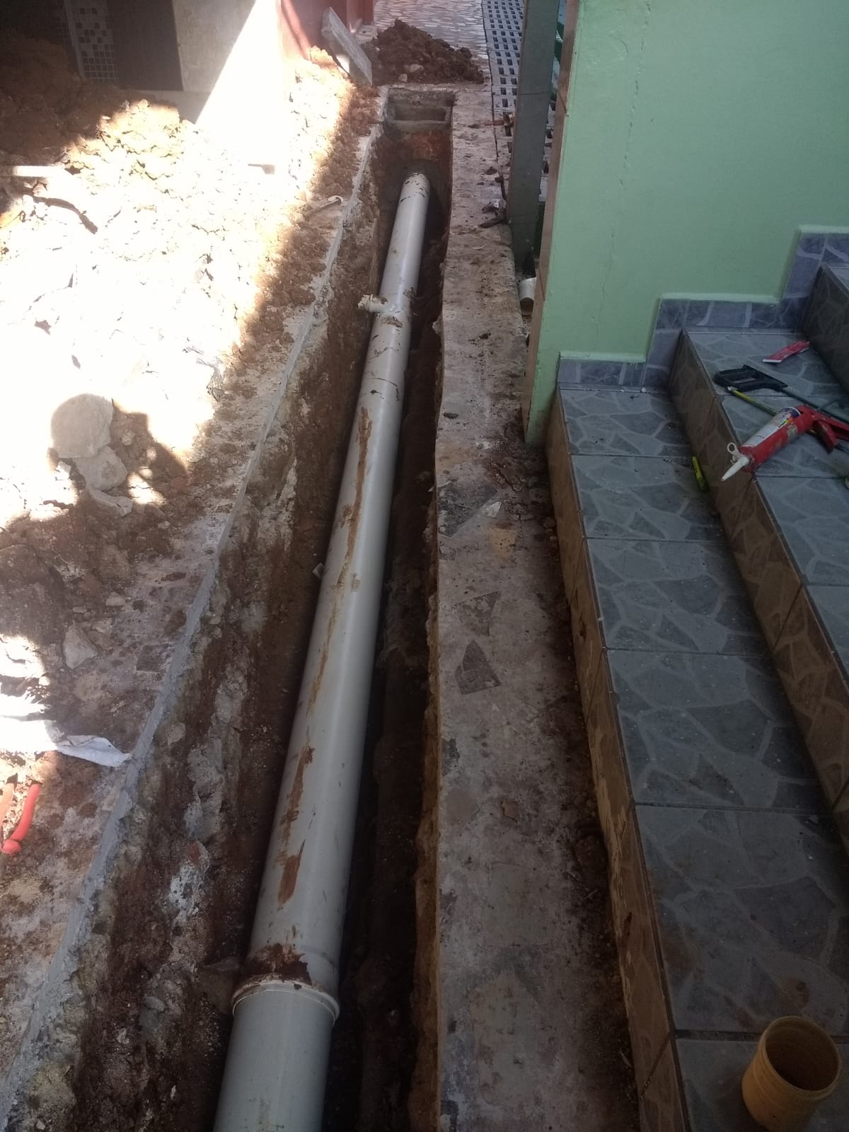 Instalação de tubulação hidráulica em vala externa