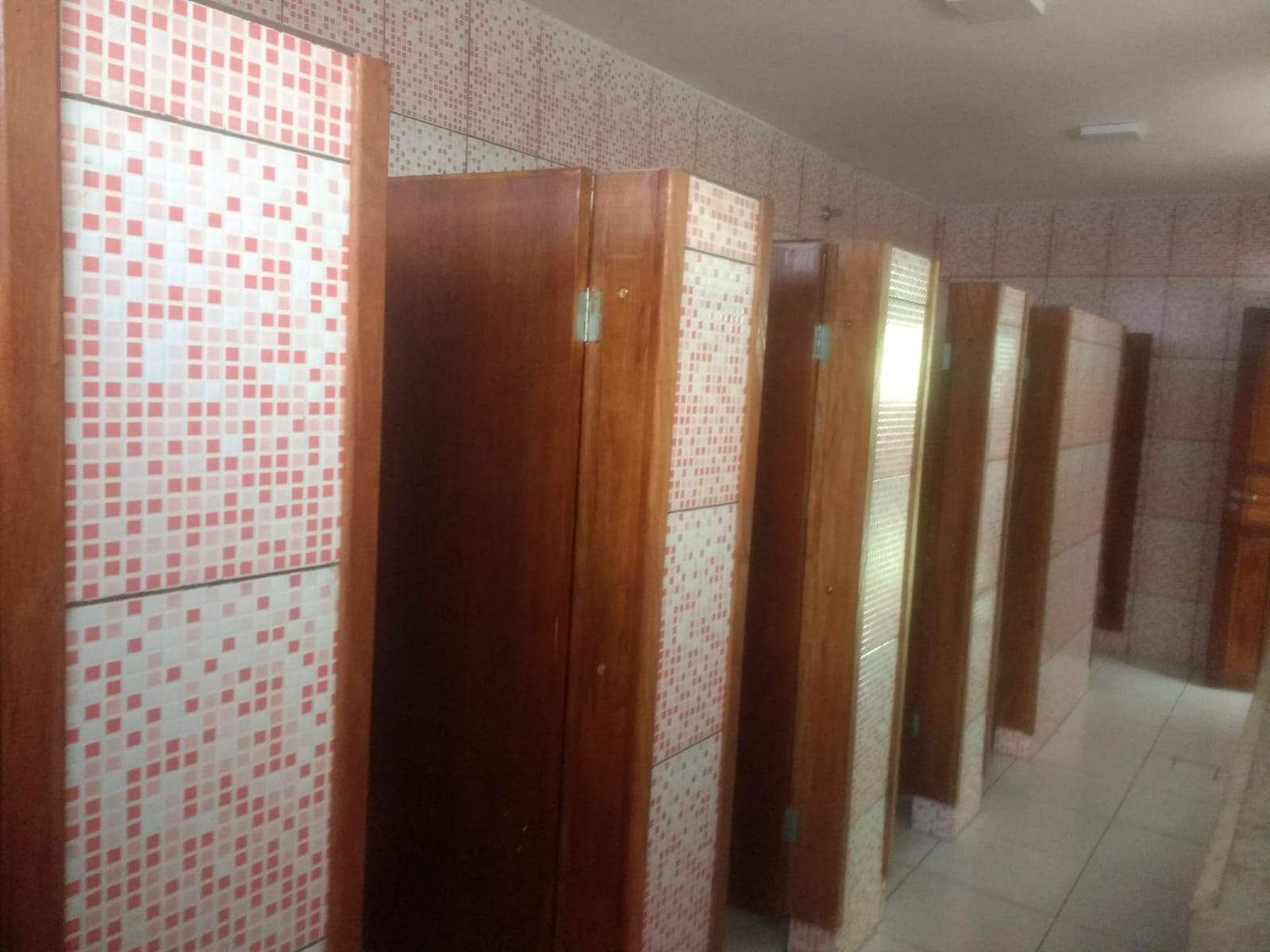 Reforma e revestimento de banheiro coletivo